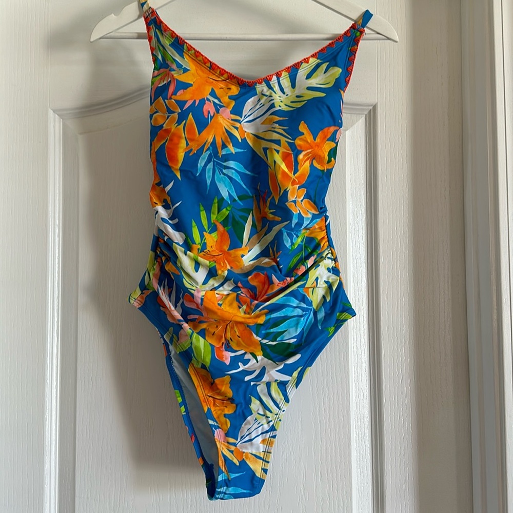 🩱Brand new never worn cross back tie one piece floral swimsuit 🩱